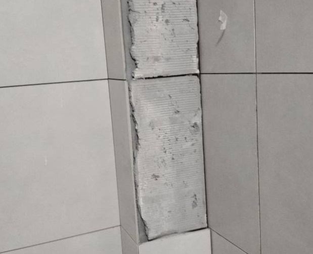 通榆瓷砖空鼓维修公司分享下瓷砖施工前基层浇水润湿程度不足，可能导致以下问题